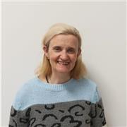 Profesora superior, con más de 20 años de experiencia.